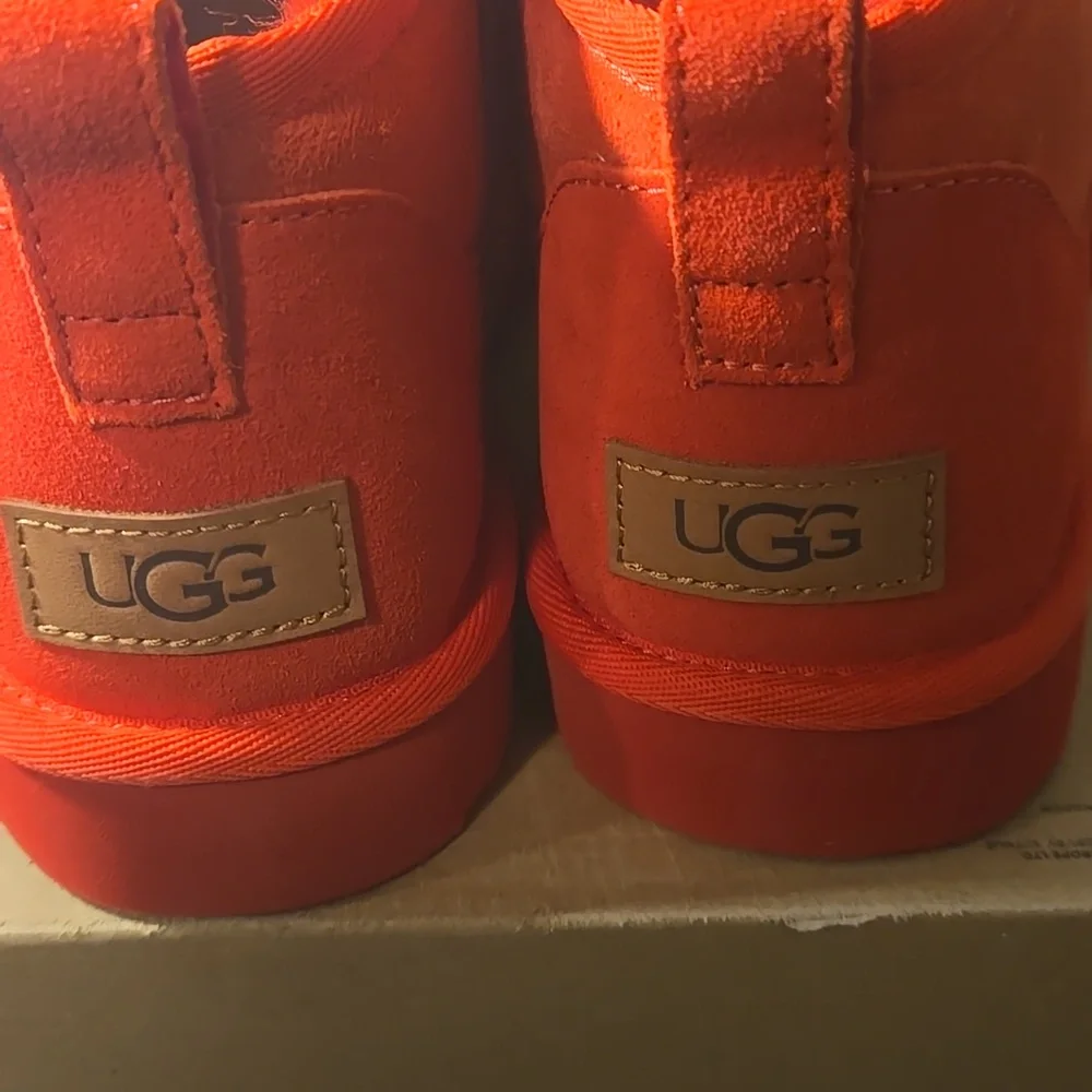 UGG Womens Classic Mini Boot in Red Size 10-NEW - Picture 3 of 3